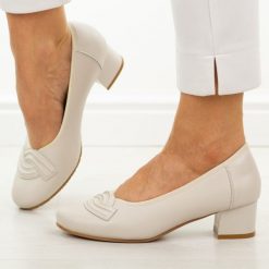 Beżowe skórzane czółenka damskie Potocki 19412. Brązowe czółenka damskie POTOCKI, bez wzorów, ze skóry, z okrągłym noskiem, bez obcasa, na obcasie. W wyprzedaży za 192.72 zł.