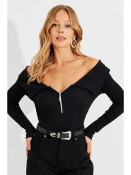 Cool and sexy Koszulka w kolorze czarnym rozmiar: S. Czarne koszulki damskie Cool and sexy, s, bez wzorów, bez kołnierzyka, bez ramiączek. Za 65.95 zł.