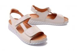COMFORTABEL 710137-08 beige, sandały damskie. Brązowe sandały damskie Comfortabel, bez wzorów, ze skóry, bez obcasa, bez zapięcia. Za 215.94 zł.