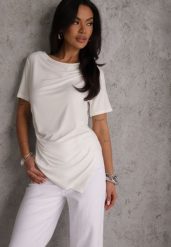 Biała Asymetryczna Bluzka z Wiskozy z Krótkim Rękawem Zdobiona Marszczeniem Undishi. Białe bluzki damskie Renee, m, z aplikacjami, z dzianiny, casualowe, z asymetrycznym kołnierzem, bez ramiączek. Za 79.99 zł.