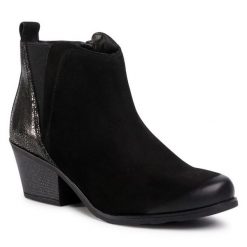 Botki Lasocki. Czarne botki damskie Lasocki, bez obcasa, na słupku, bez zapięcia. Za 102.99 zł.