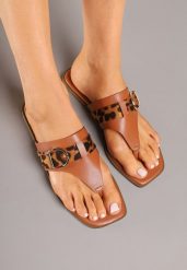 Jasnobrązowe Klapki z Ozdobną Klamerką i Wstawkami Animal Print Savicelle. Brązowe klapki damskie Renee, z aplikacjami, bez obcasa, na płaskiej podeszwie, bez zapięcia. Za 44.99 zł.