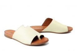 PIAZZA 900000-06 gelb, klapki damskie. Żółte klapki damskie Piazza, bez wzorów, ze skóry, bez obcasa, bez zapięcia. Za 229.42 zł.