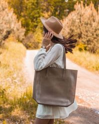 Skórzana torebka damska DAN-A T376 beżowa. Brązowe torebki klasyczne damskie DAN-A, ze skóry, bez dodatków. Za 399.99 zł.