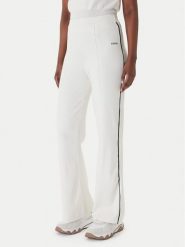 Guess Spodnie dzianinowe V6RB14 Z4642 Écru Regular Fit. Spodnie materiałowe damskie Guess, z aplikacjami, z dzianiny. Za 524.99 zł.