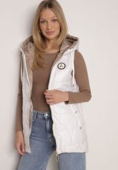 Biała Pikowana Kamizelka o Długim Kroju z Nieodpinanym Kapturem i Aplikacją Koretes. Białe kamizelki damskie Born2be, l, z aplikacjami, z poliesteru. Za 139.99 zł.