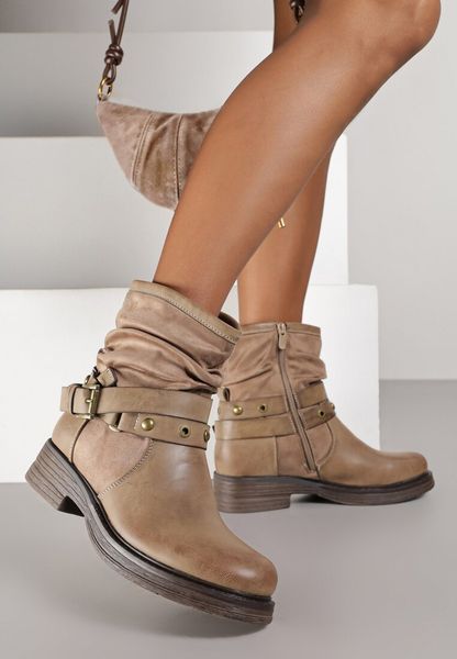 Ciemnobeżowe Botki w Stylu Biker z Marszczoną Cholewką i Klamrami Claride. Brązowe botki damskie Renee, z jeansu, bez obcasa, na płaskiej podeszwie, bez zapięcia. Za 109.99 zł.