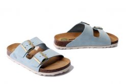 DR. BRINKMANN 700696-55 hellblau, klapki damskie. Niebieskie klapki damskie Dr. Brinkmann, bez wzorów, ze skóry, bez obcasa, bez zapięcia. Za 284.90 zł.