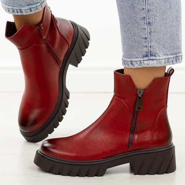 Czerwone botki damskie platformie M.Daszyński 2502-5. Czerwone botki damskie M.Daszyński, na jesień, z jeansu, eleganckie, z okrągłym noskiem, bez obcasa, na platformie, bez zapięcia. Za 199.00 zł.