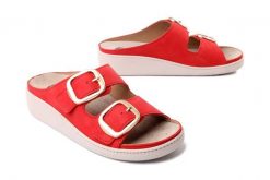 Dr. Brinkmann 700933-04 Czerwony, klapki damskie. Czerwone klapki damskie Dr. Brinkmann, bez wzorów, ze skóry, bez obcasa, bez zapięcia. Za 289.90 zł.