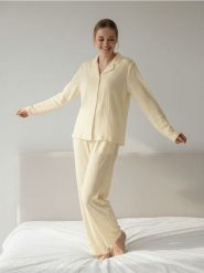 Jednolita piżama dwuczęściowa - kremowy. Białe piżamy damskie Sinsay, bez wzorów, bez ramiączek. Za 59.99 zł.