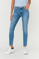 7 FOR ALL MANKIND Niebieskie jeansy SLIM ILLUSION WITHIN. Niebieskie jeansy damskie 7 for all mankind, bez wzorów, z bawełny. W wyprzedaży za 469.99 zł.