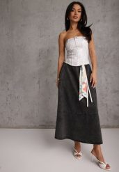 Czarna Bawełniana Spódnica Jeansowa o Rozkloszowanym Kroju z Ozdobnym Paskiem Eatiane. Czarne spódnice damskie Renee, na co dzień, l, bez wzorów, z bawełny, casualowe, maxi. Za 179.99 zł.