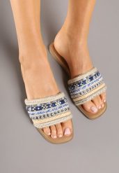 Niebiesko-Beżowe Klapki z Nitami Plecione w Stylu Boho Lanvisa. Niebieskie klapki damskie Renee, bez wzorów, z materiału, bez obcasa, na płaskiej podeszwie, bez zapięcia. Za 39.99 zł.