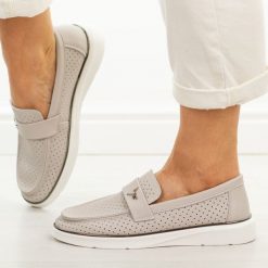 Szare ażuowe skórzane mokasyny damskie Vinceza 93221. Szare mokasyny damskie VINCEZA, na jesień, z jeansu, z okrągłym noskiem, bez obcasa. W wyprzedaży za 192.72 zł.