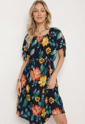 Granatowa Bawełniana Sukienka w Kwiatowy Wzór z Wiązaniem w Talii i na Rękawach Tosmira. Niebieskie sukienki damskie Born2be, bez wzorów, z bawełny, eleganckie, bez ramiączek. Za 89.99 zł.