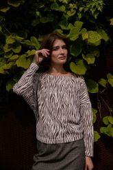 Bluza w zwierzęcy wzór beżowa. Brązowe bluzy damskie MOODO, l, bez wzorów, z elastanu, bez kaptura. W wyprzedaży za 79.99 zł.