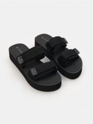 Klapki na platformie z materiałowymi paskami na rzep - czarny. Czarne klapki damskie Sinsay, bez wzorów, z materiału, bez obcasa, na platformie, bez zapięcia. Za 39.99 zł.