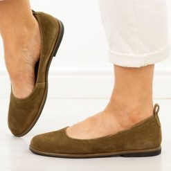 Camelowe skórzane baleriny damskie Filippo Dp7741/26. Brązowe balerinki damskie Filippo, bez wzorów, z jeansu, z okrągłym noskiem. Za 219.00 zł.