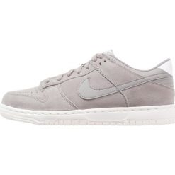 Nike Sportswear DUNK LOW SE (GS) Tenisówki i Trampki dust/summit white. Szare buty sportowe dziewczęce Nike Sportswear, z materiału. W wyprzedaży za 216.30 zł.