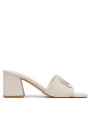 Guess Klapki Gals FLJGAS LEA03 Écru. Białe klapki damskie Guess, z aplikacjami, ze skóry, bez obcasa, bez zapięcia. Za 679.99 zł.