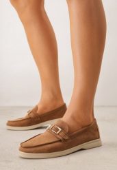 Jasnobrązowe Mokasyny Ozdobione Metaliczną Klamrą Murielori. Brązowe mokasyny damskie Renee, z materiału, z okrągłym noskiem, bez obcasa. Za 109.99 zł.