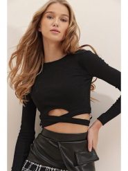 Trend Alaçatı Stili Koszulka w kolorze czarnym rozmiar: S/M. Czarne koszulki damskie Trend Alaçatı Stili, m, bez wzorów, bez kołnierzyka, bez ramiączek. Za 43.99 zł.