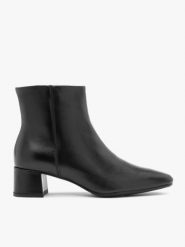 Czarne botki ze skóry licowej. Czarne botki damskie Brawo sp. z o.o., z materiału, bez obcasa, na obcasie, bez zapięcia. Za 479.99 zł.