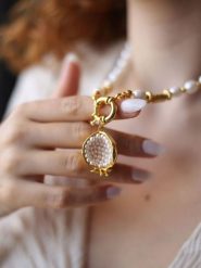 Pierres de Jade Pozłacany naszyjnik z elementami ozdobnymi - dł. 45 cm rozmiar: onesize. Białe naszyjniki damskie Pierres de Jade, z perłą, pozłacane. Za 108.99 zł.