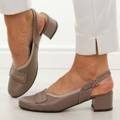 Cappucciono skórzane Polskie czółenka damskie Góral 2000. Czółenka damskie Góral, w ażurowe wzory, z materiału, z okrągłym noskiem, bez obcasa, na obcasie. Za 399.00 zł.