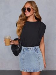 Milan Kiss Bluzka w kolorze czarnym rozmiar: S. Czarne bluzki damskie Milan Kiss, s, bez wzorów, bez kołnierzyka, bez ramiączek. Za 130.99 zł.