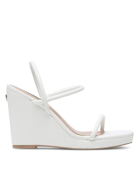 Nine West Sandały WFA2624-1 Biały. Białe sandały damskie Nine West, bez wzorów, ze skóry, bez obcasa, na koturnie, bez zapięcia. Za 152.99 zł.