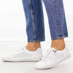 Białe ażurowe skórzane półbuty damskie Cambell 07351. Białe półbuty damskie Cambell, na jesień, w ażurowe wzory, z jeansu, z okrągłym noskiem, bez obcasa, bez zapięcia. Za 229.00 zł.
