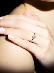 DIAMANTA Złoty pierścionek "Amoureuse" z diamentami rozmiar: 56. Szare pierścionki damskie DIAMANTA, z diamentem, złote. Za 5,024.99 zł.