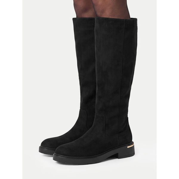 Kozaki Nine West. Czarne kozaki damskie Nine West, bez obcasa, na płaskiej podeszwie, bez zapięcia. Za 299.99 zł.