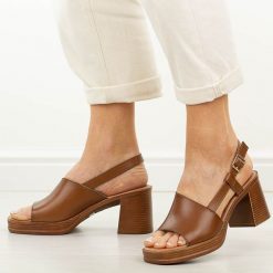 Brązowe sandały damskie na słupku Potocki 54324. Brązowe sandały damskie POTOCKI, bez wzorów, z materiału, bez obcasa, na platformie, bez zapięcia. Za 169.00 zł.
