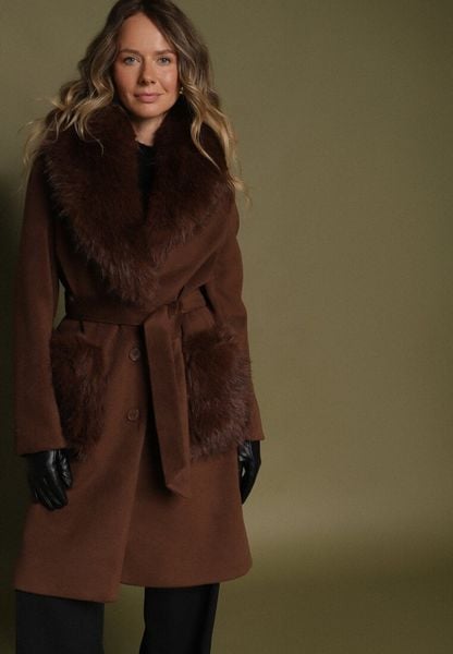 Brązowy Płaszcz Wiązany w Talii z Futrzanym Kołnierzem i Kieszeniami Perrie. Brązowe płaszcze damskie Born2be, na zimę, l, bez wzorów, z dzianiny, bez kaptura. Za 264.99 zł.