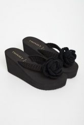 Klapki damskie na koturnie TWINSET U&B. Klapki damskie Twinset U&B, bez wzorów, bez obcasa, na koturnie, bez zapięcia. Za 509.00 zł.