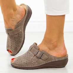 Khaki klapki damskie na koturnie Potocki 24300. Brązowe klapki damskie POTOCKI, bez wzorów, z jeansu, bez obcasa, na koturnie, bez zapięcia. W wyprzedaży za 116.10 zł.