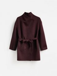 Krótki płaszcz z wełną - burgundowy. Czerwone płaszcze damskie Reserved, l, bez wzorów, z tkaniny, bez kaptura. Za 399.99 zł.