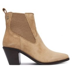 Botki Tommy Hilfiger. Brązowe botki damskie Tommy Hilfiger, bez obcasa, na słupku, bez zapięcia. Za 699.99 zł.