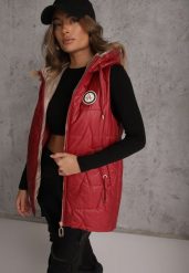 Czerwona Długa Kamizelka Pikowana z Nieodpinanym Kapturem Ozdobiona Naszywką Kasseda. Czerwone kamizelki damskie Renee, l, z aplikacjami, z jeansu. Za 139.99 zł.