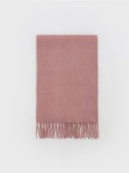 Gładki szalik z frędzlami - brudny róż. Czerwone szaliki damskie Reserved, bez wzorów. W wyprzedaży za 29.99 zł.