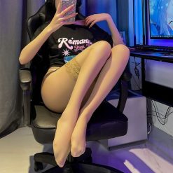 Pończochy samonośne z koronkowym wykończeniem Ingrida. Białe pończochy i pasy Intica, bez wzorów, z koronki. Za 44.00 zł.