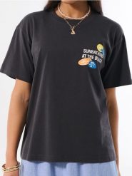 Bawełniana koszulka z nadrukiem wakacyjnym - szary. Szare koszulki damskie Sinsay, l, bez wzorów, z bawełny, bez kołnierzyka, bez ramiączek. Za 25.99 zł.