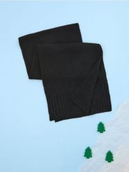 Szalik - czarny. Czarne szaliki damskie Sinsay, bez wzorów, z włókna. Za 35.99 zł.