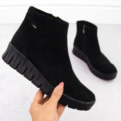 Skórzane botki damskie zamszowe czarne Helios 506P. Czarne botki damskie Helios, z nubiku, bez obcasa, bez zapięcia. Za 349.99 zł.