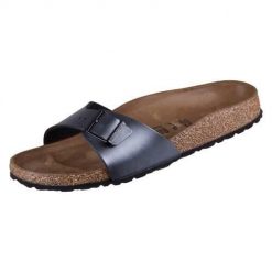 Klapki damskie Birkenstock Madrid. Czarne klapki damskie Birkenstock, bez wzorów, z materiału, z otwartym noskiem, bez obcasa, bez zapięcia. Za 338.36 zł.