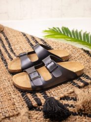 BABUNKERS Family Klapki w kolorze czarnym rozmiar: 38. Czarne klapki damskie BABUNKERS Family, bez wzorów, z otwartym noskiem, bez obcasa, bez zapięcia. Za 114.71 zł.