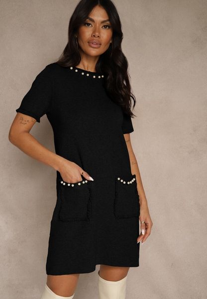 Czarna Sweterkowa Sukienka Trapezowa z Perełkami przy Dekolcie i Kieszeniach Fenatusa. Czarne sukienki damskie Renee, bez wzorów, z dzianiny, bez ramiączek. Za 89.99 zł.